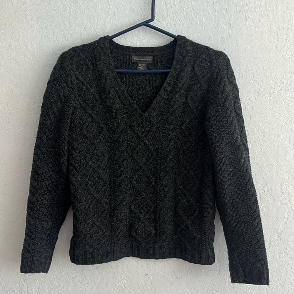 Banana Republic Dark Grey Lamb’s Wool Cable Knit Sweater V Neck